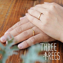 ＴＨＲＥＥ ＴＲＥＥＳ（スリーツリーズ）:ユニークな刻印で世界に１つだけの結婚指輪