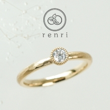 renri:ハンマーの模様が柔らかい、クラシカルなエンゲージリング