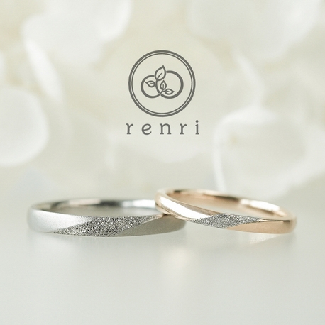 お揃いの輝きを中央に秘めたデザインリング