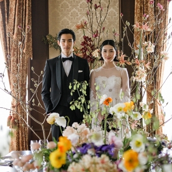 霞山会館（ＫＡＺＡＮ　ＫＡＩＫＡＮ）:【60名363万円】《26年9月～12月ベストシーズンプラン》:地上37階、霞が関から東京駅に向かって広がる絶景と、クラシカルかつアーティスティックなクリエイティブが魅力のクラブハウスウェディング。リニューアルしたばかりの空間で、誰もがうらやむ美しい1日をお楽しみください。