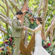 フサキビーチリゾート ホテル&ヴィラズ/クチュールナオコウエディング:【石垣島店オンライン相談限定】衣裳選び放題+挙式0円+料理6名分プレゼント:石垣島の爽やかな風を感じながら、大自然のエネルギーやパワーが宿る樹木に見守られ愛を誓うアヤパニ フォレストウエディング。