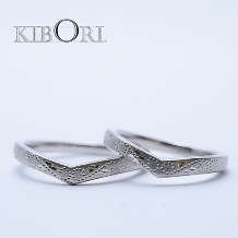 ブライダルリング専門店　輝織‐ＫＩＯＲＩ‐:V字ラインですっきり効果も。輝彫-kibori-/マリッジリング 蛍
