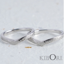ブライダルリング専門店 輝織‐KIORI‐:V字ラインですっきり効果も。輝彫-kibori-/マリッジリング 蛍