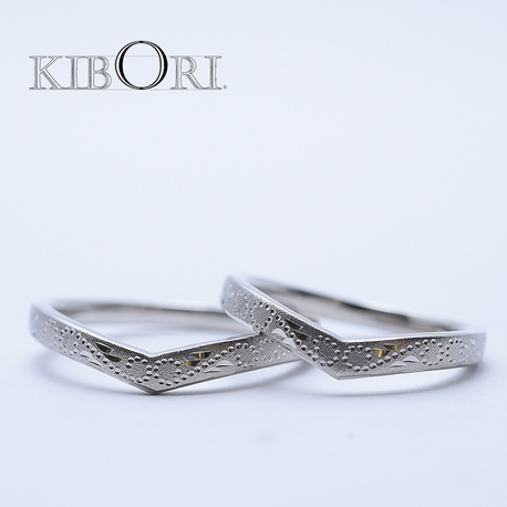 ブライダルリング専門店　輝織‐ＫＩＯＲＩ‐:V字ラインですっきり効果も。輝彫-kibori-/マリッジリング 蛍