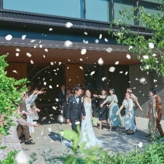 結婚式場：年1*最大4泊&amp;60万優待|光の感動チャペル*ドレス体験|贅沢3皿試食