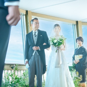 ＭＡＲＩＮＥ ＴＯＷＥＲ ＷＥＤＤＩＮＧ:【80名／挙式＋披露宴】最大96万円ご優待＜一年半以内／大人数＞:【2026年6月チャペル&パーティ会場リニューアル】空間デザインを刷新し！先行案内フェア実施中♪【1件目来館特典／高級カタログギフト2万円相当プレゼント♪】×【1件目成約特典：衣裳3着50万円分ご優待】≪駅徒歩1分×1組貸切≫挙式は【選べる2スタイル】地上100mの展望フロアとリニューアルする新チャペルからお好みでセレクトできる。パーティ会場は山下公園と海を臨む横浜を感じる空間。そのすべてを1組で貸切に。お料理はゲストもおもわず笑顔がこぼれるおもてなし料理をご提供。フェアではデザート付きの贅沢ハーフコース無料試食をお楽しみください。1組貸切・みなとみらいを一望する横浜マリンタワーで叶えるウエディングをフェアで体験しませんか。