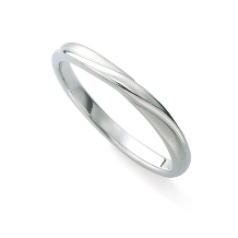 SALON DE NOJI:【プチマリエ】ゆるやかなウェーブラインが、指を美しく見せてくれる結婚指輪。