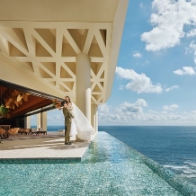 サザンチャペル／KIRANAH RESORT（キラナリゾート）沖縄：【20名様の挙式＆パーティプラン】39万の特典付き更に最大4万円分の選べる特典も◎：2023年7月の開業以来、人気を集める会場。全国のサロンでも実際の会場の様子を動画で確認することができる。那覇空港から車で約30分の好アクセスの場所にありながらも、広がる海と豊かな自然が織りなす開放感満載の美景を心から味わうことができる。