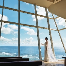 サザンチャペル／KIRANAH RESORT（キラナリゾート）沖縄：【フォトウェディングプラン】21万円の特典付き◎：2023年7月の開業以来、人気を集める会場。全国のサロンでも実際の会場の様子を動画で確認することができる。那覇空港から車で約30分の好アクセスの場所にありながらも、広がる海と豊かな自然が織りなす開放感満載の美景を心から味わうことができる。