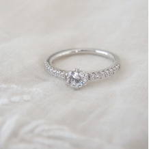 Ｓｔ．Ｍａｒｉａ:【アルコ】両脇にもメレーダイヤを配したシンプルでワンランク上の婚約指輪