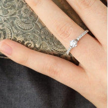 Ｓｔ．Ｍａｒｉａ:【アルコ】両脇にもメレーダイヤを配したシンプルでワンランク上の婚約指輪