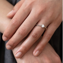 Ｓｔ．Ｍａｒｉａ:【モービウス】永遠を意味する、メビウスの輪を婚約指輪としてデザインしました。