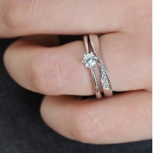 Ｓｔ．Ｍａｒｉａ:【ソリターリオ】婚約指輪の代表的デザイン。高さを抑え、普段使いしやすい指輪です。
