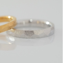 Ｓｔ．Ｍａｒｉａ:【レッガーミ】面取りされたヤスリ目が、ヴィンテージな雰囲気を醸し出す結婚指輪