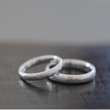 Ｓｔ．Ｍａｒｉａ:【ルナ】月の表面の様な槌目を入れた結婚指輪。お好きな幅でもオーダー可能。