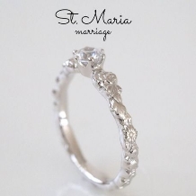 【コロッラエンゲージ】野に咲くたくさんのお花を散りばめた繊細で可憐なデザイン。