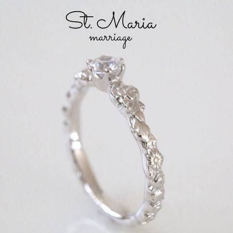 Ｓｔ．Ｍａｒｉａ:【コロッラエンゲージ】野に咲くたくさんのお花を散りばめた繊細で可憐なデザイン。