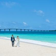 宮古島チャペル／アールイズ・ウエディング：【挙式＋フォト＋6名パーティー/116→94万円】〈衣裳・アルバム・ムービー付〉最大22万円優待＊充実プラン：