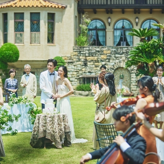 HOMAM 旧マッケンジー邸（国登録有形文化財）:【グランドオープン特別プラン】豪華特典つき！内容充実のスペシャルウエディングプラン:【2026年春OPEN！静岡を愛した夫婦の物語を現代に引き継ぐ建物で宴を】こ こ 静 岡 の 地 で 、 日 本 の 文 化 や 福 祉 に 貢 献 し た 一 組 の 夫 婦 の 物 語 を 今 に 伝 え る 、 趣 深 い 建 造 物 「 旧 マ ッ ケ ン ジ ー 住 宅 」。 夫 婦 が 地 域 の 人 々 と お 茶 会 な ど で 縁 を 深 め た 歴 史 あ る 建 物 で 、 モ ダ ン ク ラ シ カ ル な 結 婚 式 を 行 え る 。 ど こ を 切 り 取 っ て も 絵 に な る 会 場 は 、 国 登 録 有 形 文 化 財 に も 指 定 。