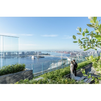 フェアモント東京:【60名470万】＜9月限定！ フェアモント東京特別プラン＞:高層階のテラスで美しい海を背景に写真撮影を