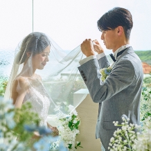 アイネス　ヴィラノッツェ　宮古島／クチュールナオコウエディング：【2泊付き＊お得】宿泊付きカジュアルウエディングプラン＊60カット：海と空を望む祭壇で、光に包まれた誓いを。白亜の船のようなチャペルから、新たな旅が始まります。