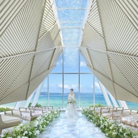 THE SURF BEACHSIDE TERRACE（ザ・サーフ ビーチサイドテラス）：【絶景チャペル紹介】光と青い海に包まれる憧れのリゾートW
