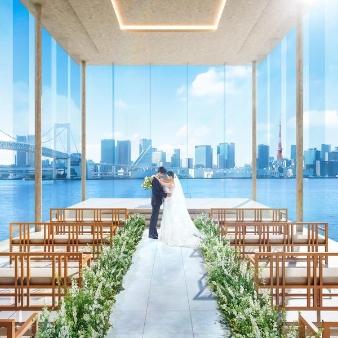 結婚式場：【都内初*3面ガラス】海*空*緑絶景チャペル×ミシュラン3万試食