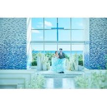 シギラ ミラージュチャペル／シギラセブンマイルズリゾート：【フォトウェディングプラン】20万円の特典付き：シギラビーチを望む独立型のチャペルがリニューアル。宮古ブルーを想起させる、ブルーと白を基調としたチャペル11mの天井高と8mのバージンロード、三面の窓から陽光が降り注ぐ開放的な雰囲気をお楽しみいただけます。