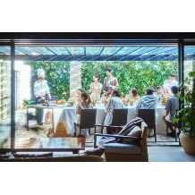 シギラ ミラージュチャペル／シギラセブンマイルズリゾート：【グランドオープン記念プラン(15名)】 挙式料80%OFF＋宿泊プレゼント：シギラビーチを望む独立型のチャペルがリニューアル。宮古ブルーを想起させる、ブルーと白を基調としたチャペル11mの天井高と8mのバージンロード、三面の窓から陽光が降り注ぐ開放的な雰囲気をお楽しみいただけます。