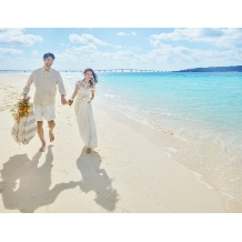 シギラ ミラージュチャペル／シギラセブンマイルズリゾート：【ロケーションフォトプラン】10万円の特典付き：シギラビーチを望む独立型のチャペルがリニューアル。宮古ブルーを想起させる、ブルーと白を基調としたチャペル11mの天井高と8mのバージンロード、三面の窓から陽光が降り注ぐ開放的な雰囲気をお楽しみいただけます。