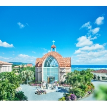 シギラ ミラージュチャペル／シギラセブンマイルズリゾート：【グランドオープン記念プラン(6名)】 挙式料全額OFF＋宿泊プレゼント：シギラビーチを望む独立型のチャペルがリニューアル。宮古ブルーを想起させる、ブルーと白を基調としたチャペル11mの天井高と8mのバージンロード、三面の窓から陽光が降り注ぐ開放的な雰囲気をお楽しみいただけます。