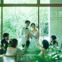 軽井沢 閑聖の杜（KARUIZAWA KANSEI NO MORI）：【10名様で挙式＆パーティプラン】OPEN記念特典で最大4万円分の選べる特典付き◎：2027年春、軽井沢の心地よい自然に溶け込む邸宅が誕生。オープンに先駆けて、完成予想図や動画にてご案内。軽井沢駅から徒歩5分。木漏れ日や風を感じ、美食や滞在まで愉しむ、軽井沢ならではのリゾートウエディングです。