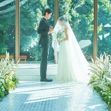 軽井沢 閑聖の杜（KARUIZAWA KANSEI NO MORI）：【挙式フォトプラン】家族や親しい方に囲まれた結婚式を叶える：2027年春、軽井沢の心地よい自然に溶け込む邸宅が誕生。オープンに先駆けて、完成予想図や動画にてご案内。軽井沢駅から車で5分。木漏れ日や風を感じ、美食や滞在まで愉しむ、軽井沢ならではのリゾートウエディングです。
