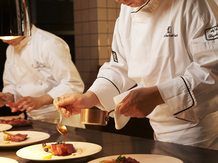 星野リゾート 軽井沢ホテルブレストンコート ブルーミングコロネード/映像演出×美食画像 2-3