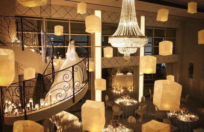 アルカンシエル luxe mariage 名古屋 エクラ|らせん階段シャンデリアで魅せる画像 1