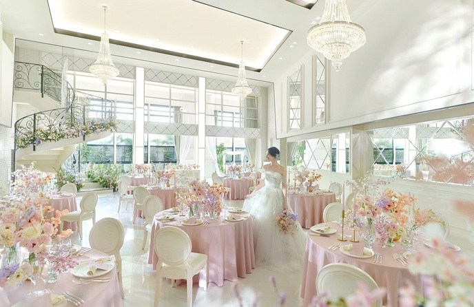 アルカンシエル luxe mariage 名古屋 エクラ|自在に雰囲気を変えられる白の会場画像 1