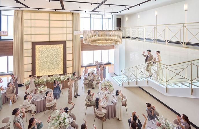 アルカンシエル横浜 luxe mariage 新会場『ルミエール』光の階段が入場を演出画像 1