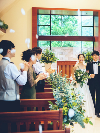 TERRACE GLANZ(テラスグランツ) セレモニースペース(独立型の専門式場チャペルで挙式シーン)画像 1-1