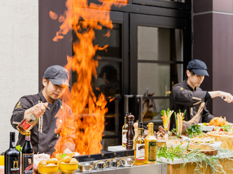 スイート ヴィラ シーンズ シェフの料理演出画像 2-3