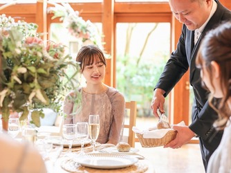 VILLA de ESPOIR (エスポワール) 大きな窓のある披露宴会場画像 2-3