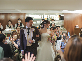 ENCUEIL(アンクィール) 披露宴中のゲストと全テーブルで一緒に食事画像 2-4