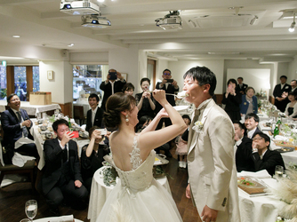 ENCUEIL(アンクィール) 披露宴中のゲストと全テーブルで一緒に食事画像 2-3