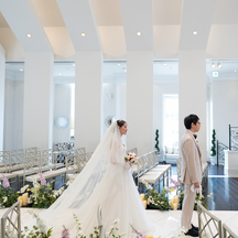 赤坂 アプローズスクエア迎賓館 青空の下で緑と笑顔いっぱいのシーンを画像 1-2