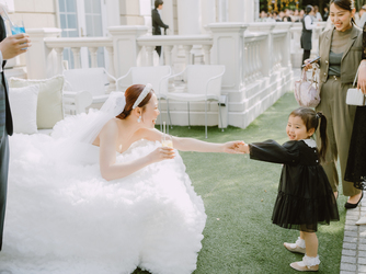 赤坂 アプローズスクエア迎賓館 青空の下で緑と笑顔いっぱいのシーンを画像 2-2