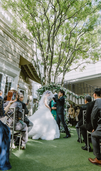 赤坂 アプローズスクエア迎賓館 青空の下で緑と笑顔いっぱいのシーンを画像 2-1