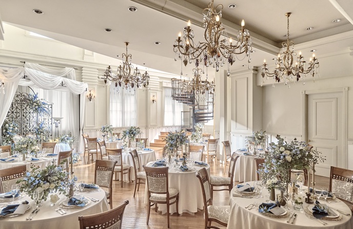 東京アフロディテ アンティークでクラシカルな披露宴会場画像 1