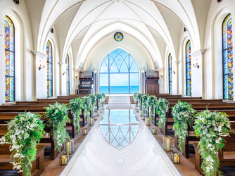 アリビラ・グローリー教会／チュチュリゾートウエディング：ステンドグラスが輝く煌びやかな大聖堂