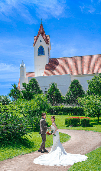 アリビラ・グローリー教会／チュチュリゾートウエディング：沖縄の自然もお二人の幸せを祝福