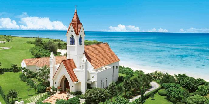アリビラ・グローリー教会／チュチュリゾートウエディング：沖縄有数の美しい海に包まれたチャペルとガーデンで自然に祝福される感動セレモニーを