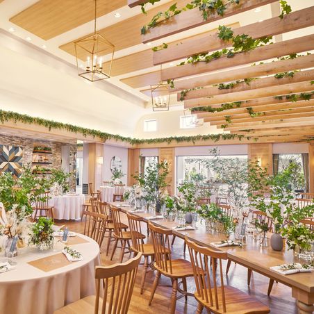 ロイヤル セント ヨーク 感動的な挙式後は自然体でゲストとワイワイ画像 1-1